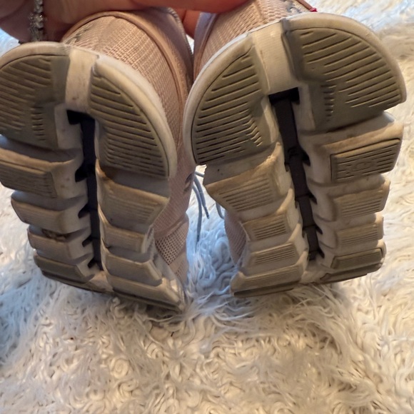 Cloud size 6 tennis shoes. Women’s - Picture 10 of 12